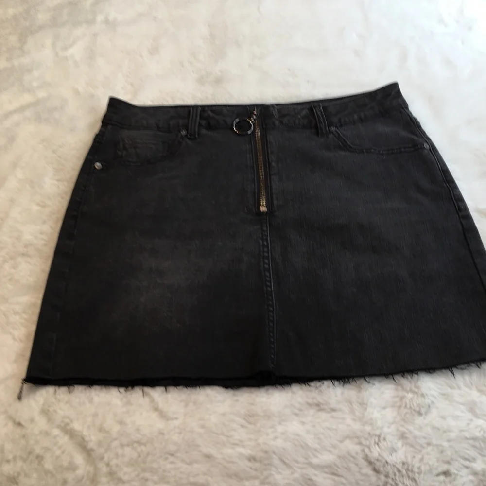 Ivy + Main black skirt size 7